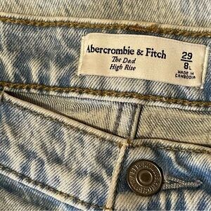 “THE DAD” High rise Abercrombie & Fitch light wash jeans.